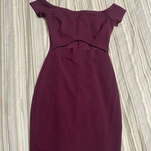 Burgundy dress off the shoulders with an open stomach